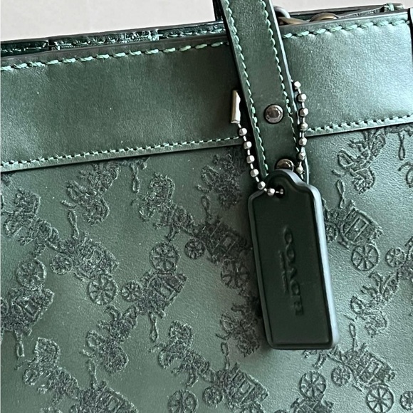 CD750 - Coach Field Tote 22 with Horse and Carriage - Picture 4 of 12